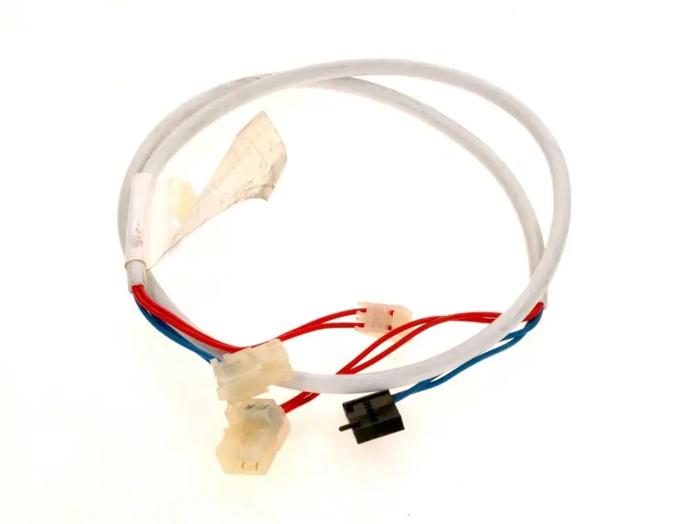 BOSCH Kabel mit mehreren farbigen Leitungen und Steckverbindern. Die Kabel sind in rot, blau und weiß gehalten, mit einer spezifischen Anordnung der Verbindungen.